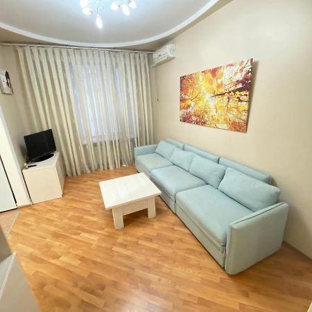 Stefan Cel Mare Apartment With 2 Rooms In The Heart Of Chisinau Exterior photo