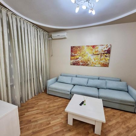 Stefan Cel Mare Apartment With 2 Rooms In The Heart Of Chisinau Exterior photo