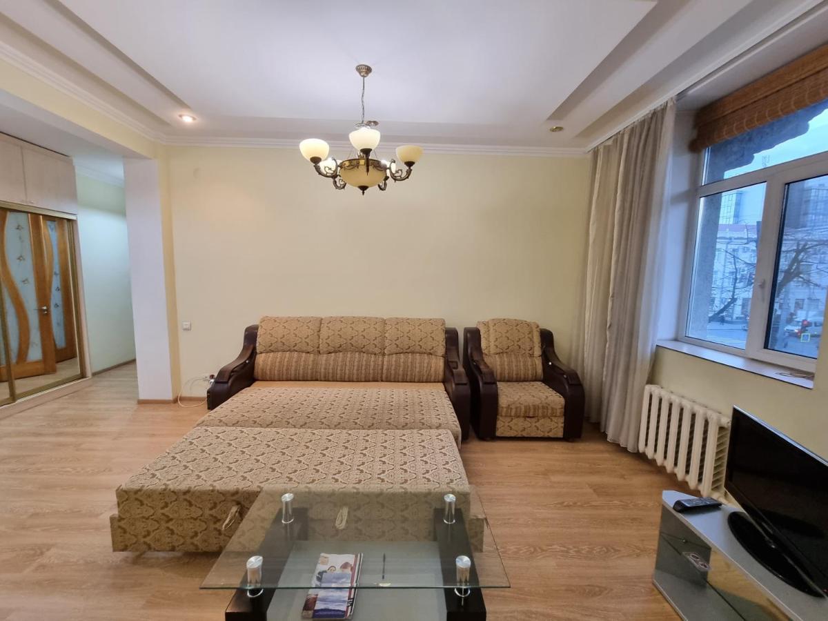 Stefan Cel Mare Apartment With 2 Rooms In The Heart Of Chisinau Exterior photo