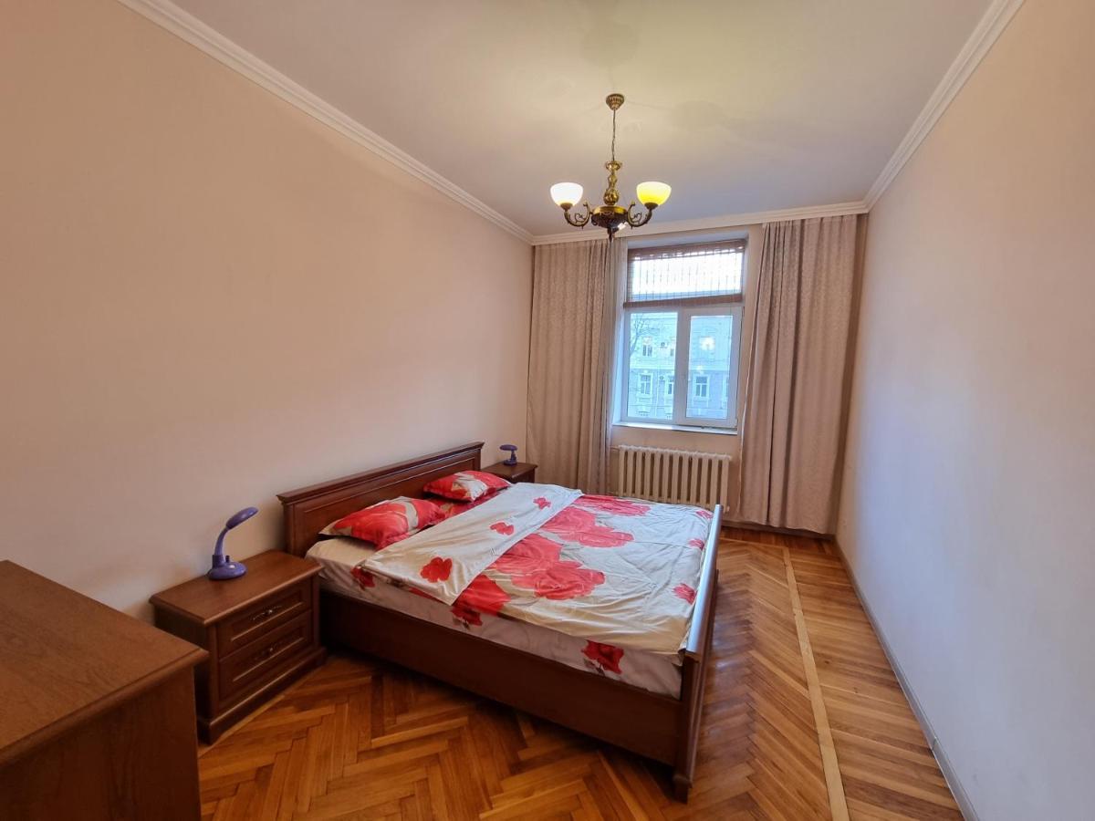 Stefan Cel Mare Apartment With 2 Rooms In The Heart Of Chisinau Exterior photo