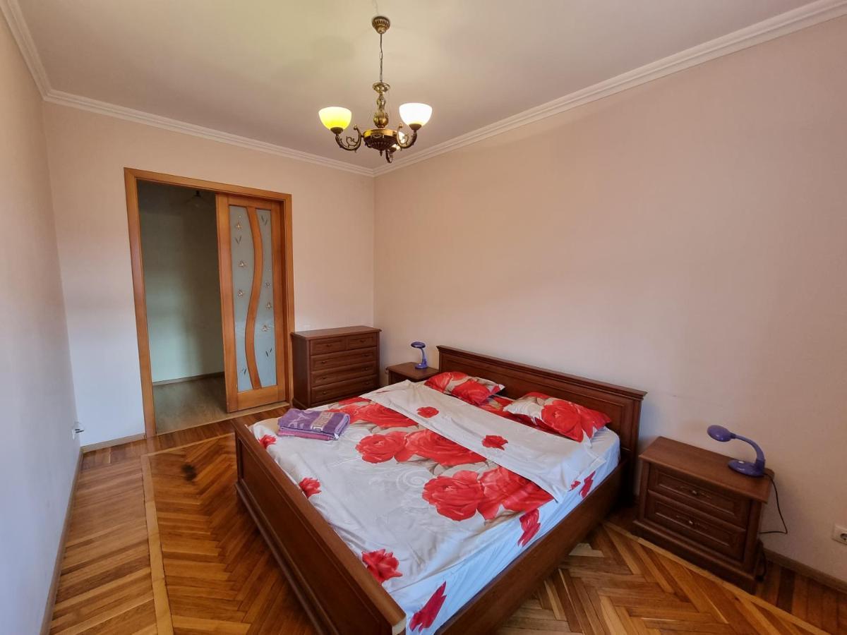 Stefan Cel Mare Apartment With 2 Rooms In The Heart Of Chisinau Exterior photo