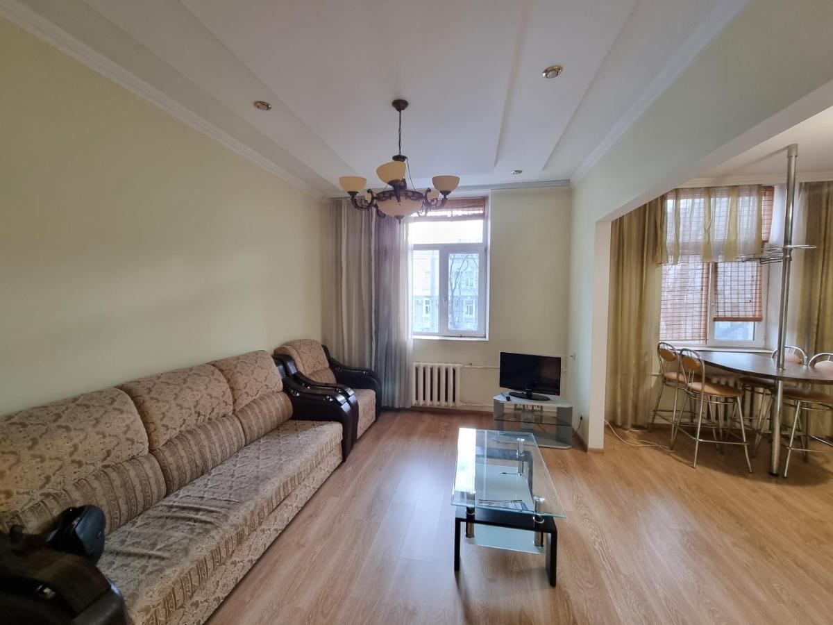 Stefan Cel Mare Apartment With 2 Rooms In The Heart Of Chisinau Exterior photo