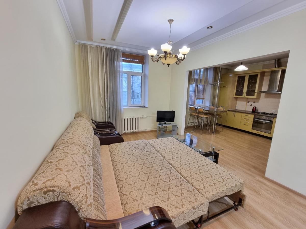 Stefan Cel Mare Apartment With 2 Rooms In The Heart Of Chisinau Exterior photo