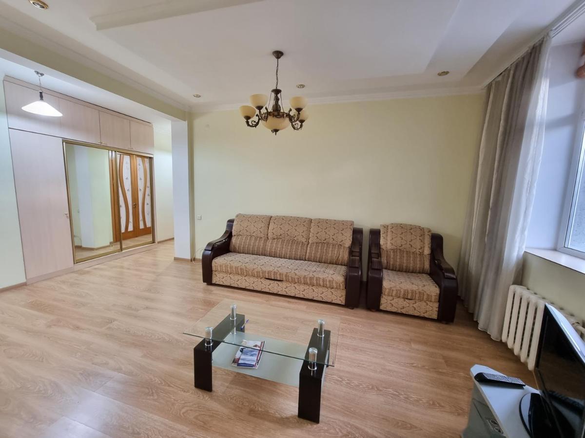 Stefan Cel Mare Apartment With 2 Rooms In The Heart Of Chisinau Exterior photo