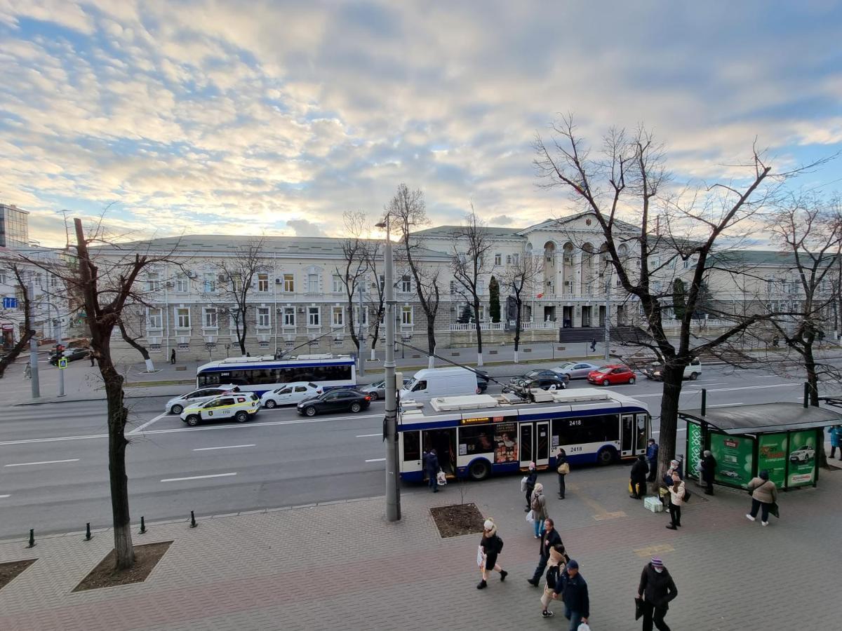 Stefan Cel Mare Apartment With 2 Rooms In The Heart Of Chisinau Exterior photo