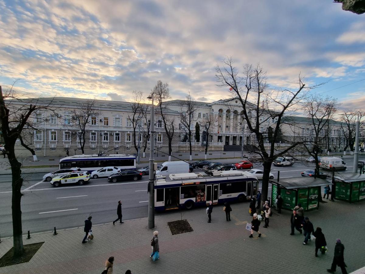 Stefan Cel Mare Apartment With 2 Rooms In The Heart Of Chisinau Exterior photo