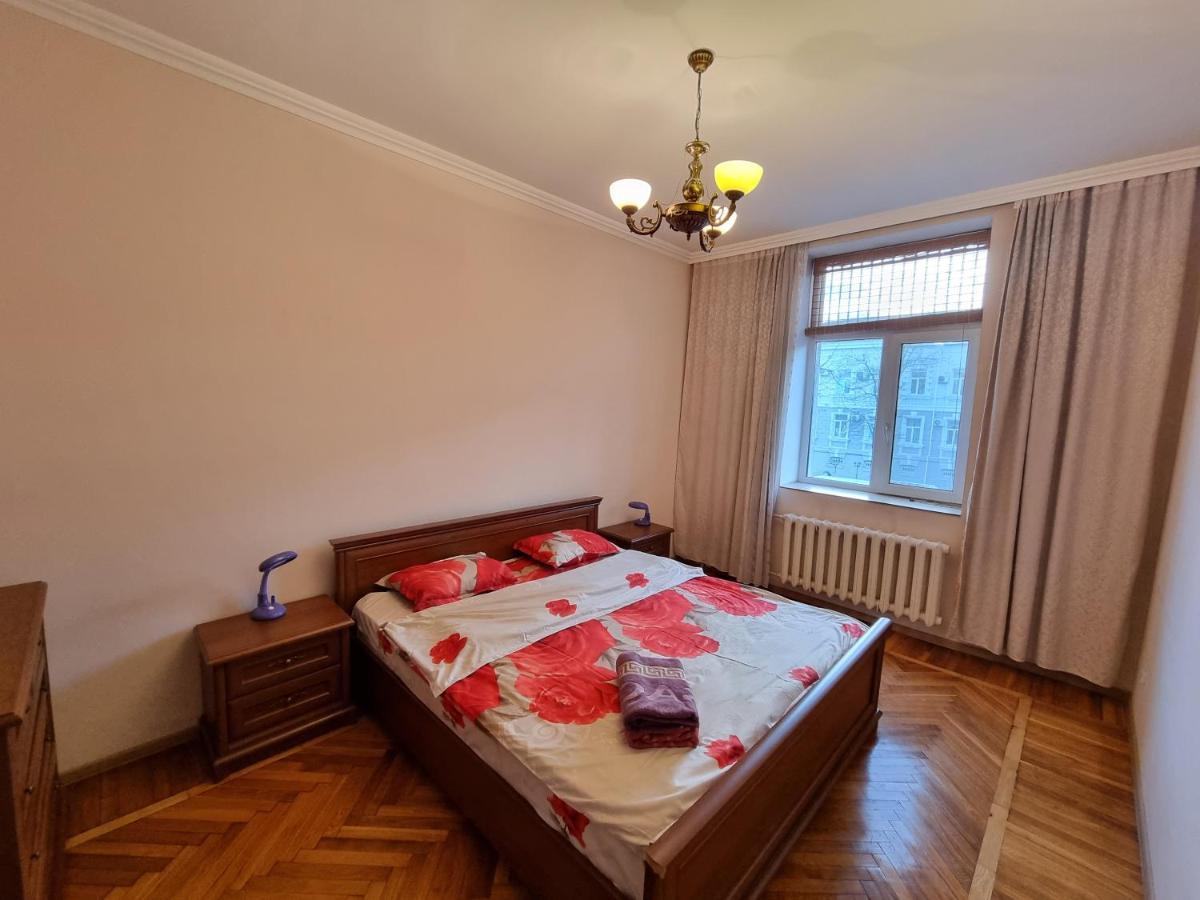 Stefan Cel Mare Apartment With 2 Rooms In The Heart Of Chisinau Exterior photo