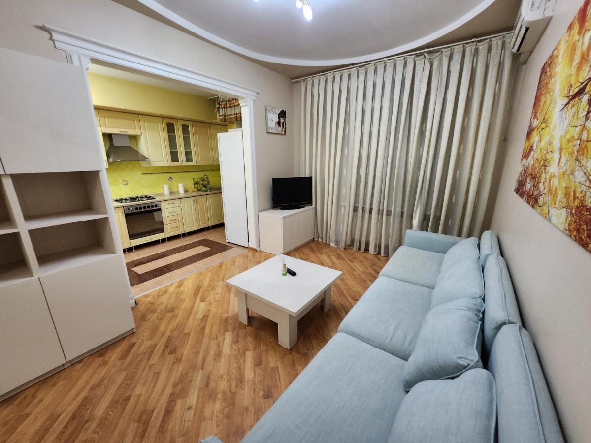 Stefan Cel Mare Apartment With 2 Rooms In The Heart Of Chisinau Exterior photo