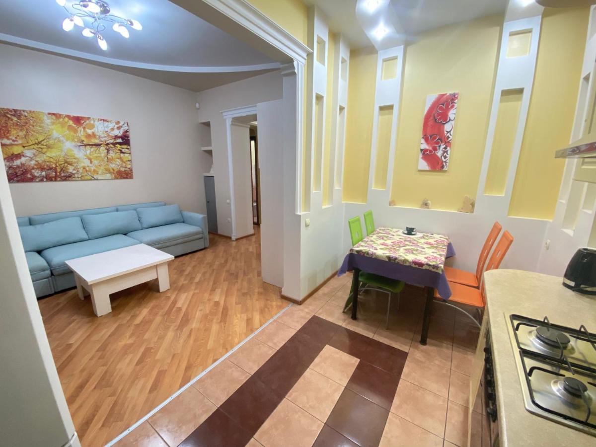 Stefan Cel Mare Apartment With 2 Rooms In The Heart Of Chisinau Exterior photo