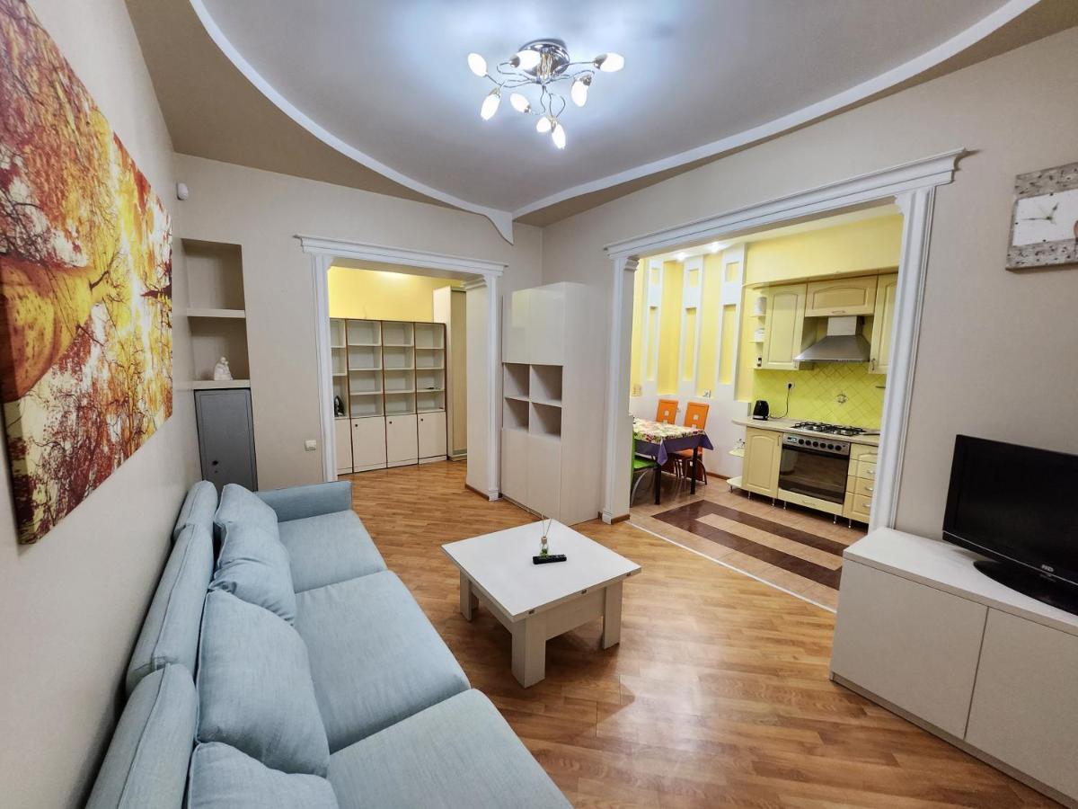 Stefan Cel Mare Apartment With 2 Rooms In The Heart Of Chisinau Exterior photo