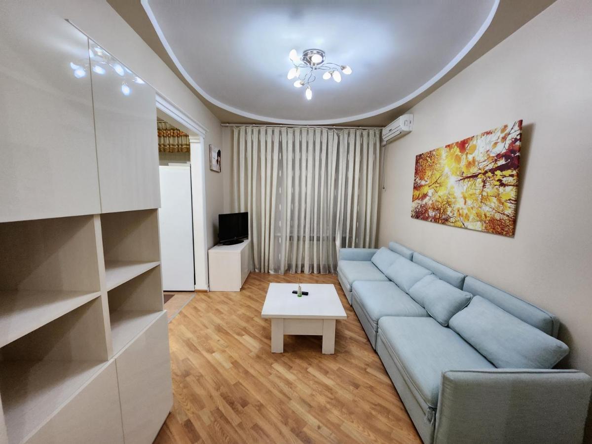 Stefan Cel Mare Apartment With 2 Rooms In The Heart Of Chisinau Exterior photo