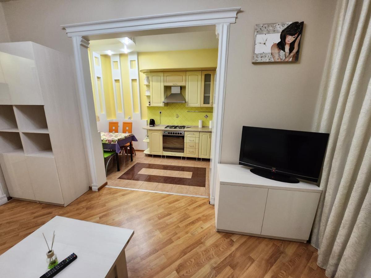 Stefan Cel Mare Apartment With 2 Rooms In The Heart Of Chisinau Exterior photo