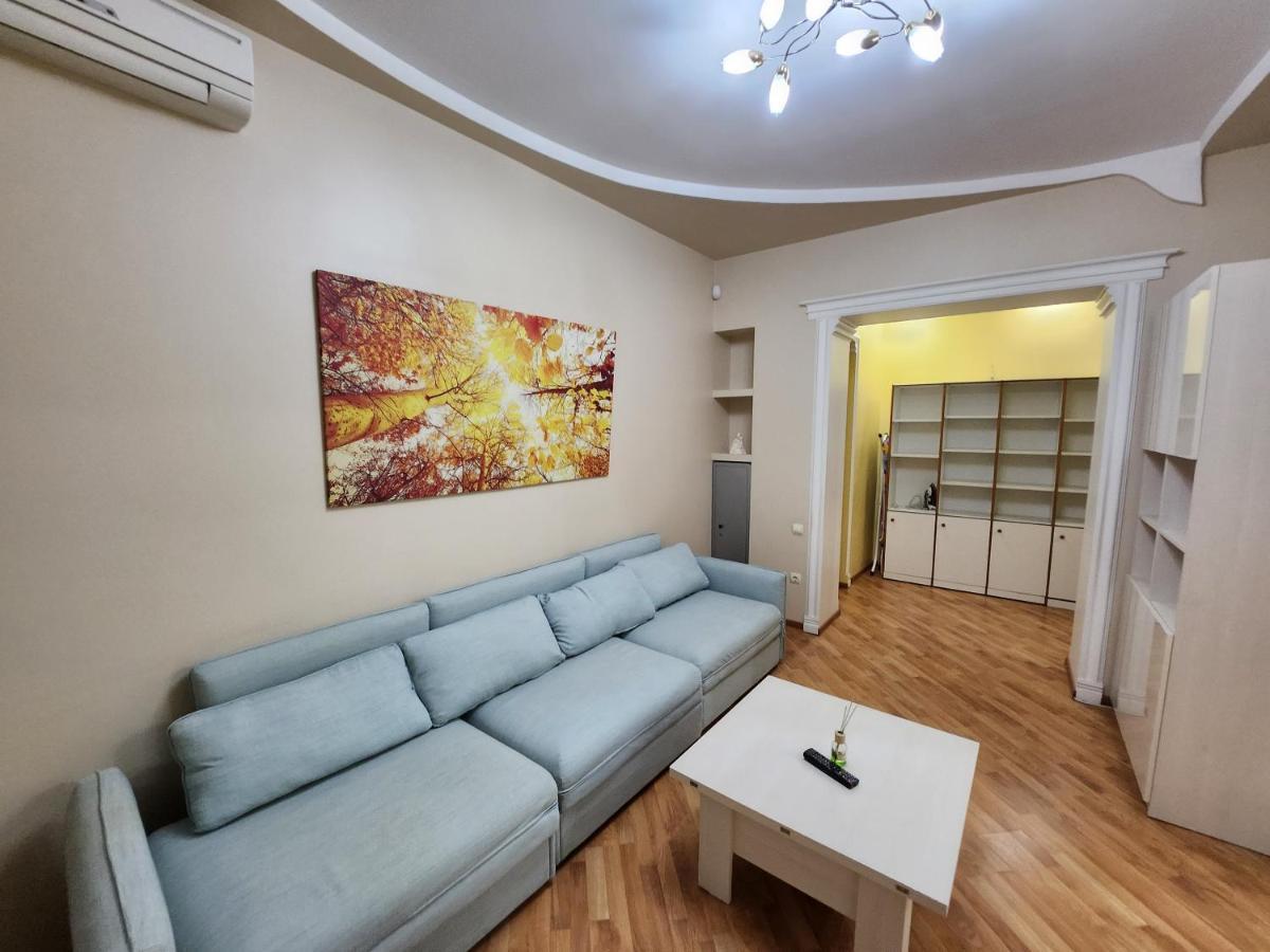 Stefan Cel Mare Apartment With 2 Rooms In The Heart Of Chisinau Exterior photo