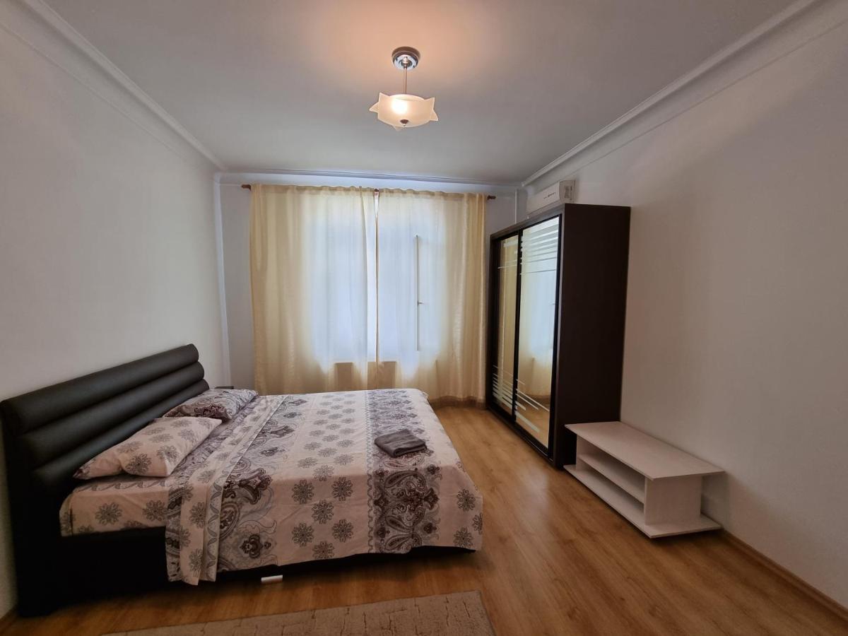 Stefan Cel Mare Apartment With 2 Rooms In The Heart Of Chisinau Exterior photo